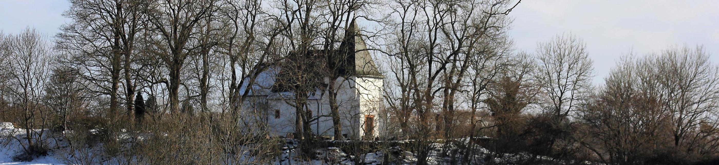 Zu sehen ist die Kirche am Weinfelder Maar im Winter.