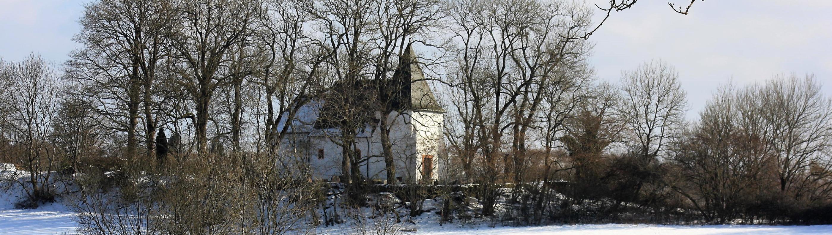 Zu sehen ist die Kirche am Weinfelder Maar im Winter.