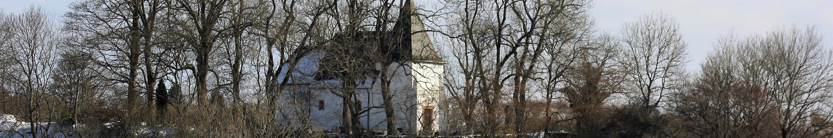 Zu sehen ist die Kirche am Weinfelder Maar im Winter.