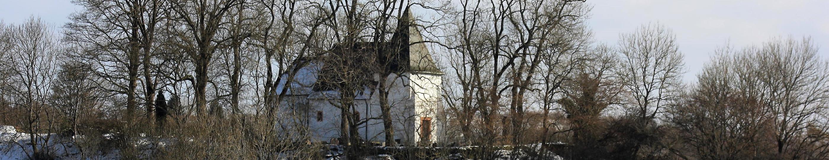 Zu sehen ist die Kirche am Weinfelder Maar im Winter.